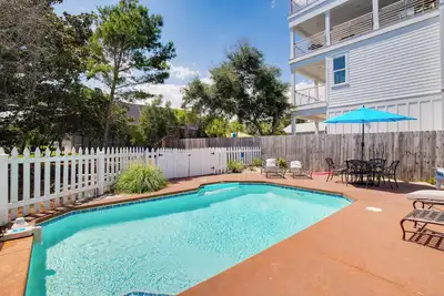 Image de New Beautiful 5br House 100 Yds to Gate entrance Beach! -Private Pool -Sleeps 14