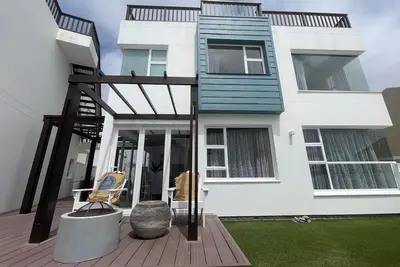 Image de Family friendly Pebble Beach Holiday Home. Stone throw away from the beach