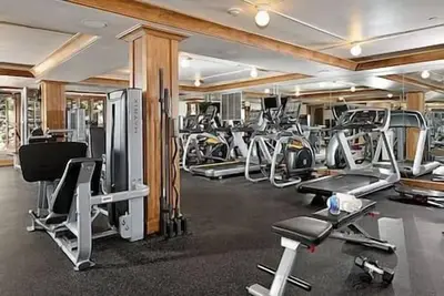 Image de Studio Downtown, By Gondola, Hot Tub, Pool, Sauna!