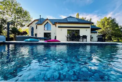 Image de Villaveyron, gîte de luxe 5*, piscine chauffée, Spa, baby-foot, ping-pong…