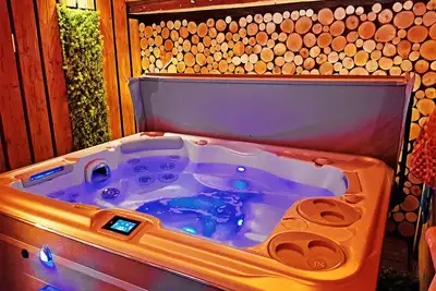 Image de Cozy Sacherl, private whirlpool, sauna and fireplace. Fenced garden.