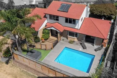 Image de Family Friendly Retreat: Heated Pool, Spa, 5min walk to beach
