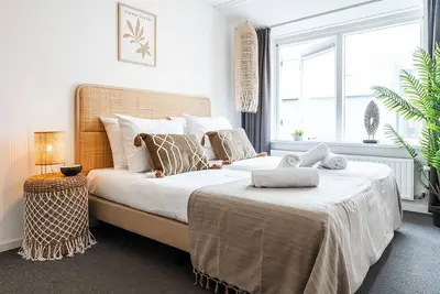 Chambre moderne confortable avec salle de bain privée.