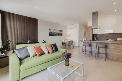 Image de 🌴 Brand-new 2br apartment in Mellieha for 4 guests. A/C, Wi-Fi, 55” Smart Tv, full kitchen & lift access 🐚 Perfect for a peaceful, comfortable Malta getaway ☀️.