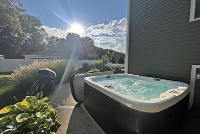 Image de Emerald Oasis: Downtown Saugatuck Gem, Private Hot Tub, Fire Pit, Patio