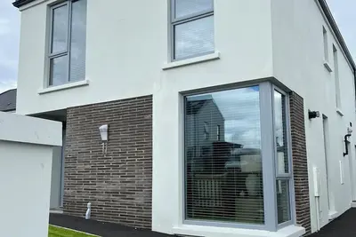 Image de New 4-bed house in Portstewart, 11 min Royal Portrush, available for Open 2025