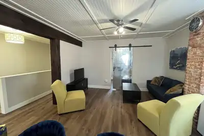 Image de Remodeled bright walk-up apartment - 5 min from the beach