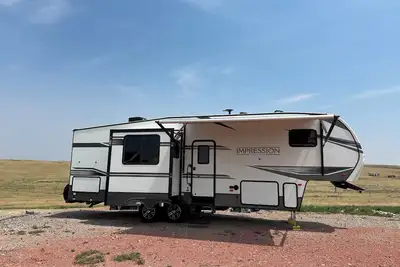 Image de Tremendous camper with A/C and full hookups. Close to the Camplex.