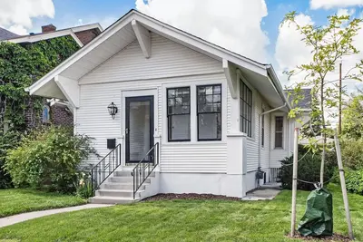 Image de Back on the market! Updated Historic 3 Br, 3 Ba Bungalow