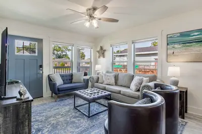 Image de Family Gathering Place with 2 Houses under 1 Roof! Close to Downtown & Beaches!