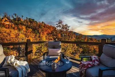 Image de Kiki's Cabin: Fire Pit Nights & Hot Tub Bliss!