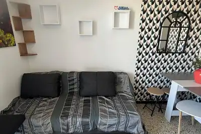 Image de T2 moderne à 2min de plage