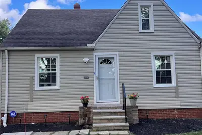 Image de 5 Star Newly Furnished & upgraded 3 Br house 9 miles from Downtown Cleveland