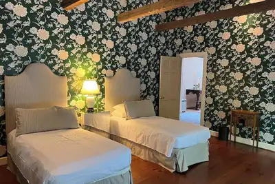 Image de Cozy 2 Bedroom Luxury stay at the W. Wing of an astonishing majestic home