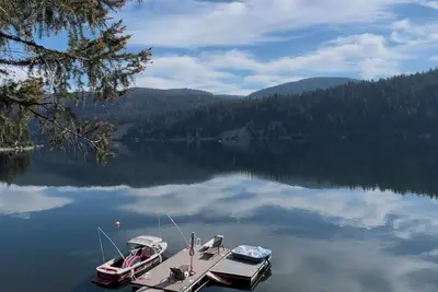 Image de Lakefront Otter Lake Cottage