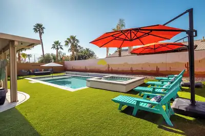 Retraite dans le désert rénovée avec piscine/spa de style complexe hôtelier!