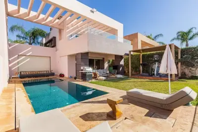 Luxe Retreat Villa: 4 Bedroom Villa on Golf Course. Pet Friendly!