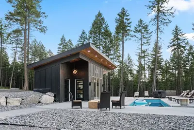 Image de Flathead Lake Luxury Lodging: Lake Views, Pool, Hot tub, Gym