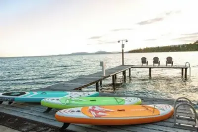 Image de Lakefront retreat w/private dock, SUPs  & fast WiFi - walk to restaurants!