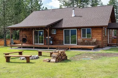 Image de Cozy Cabin Next to the River. Incredible Views, Large Backyard, and boat launch!