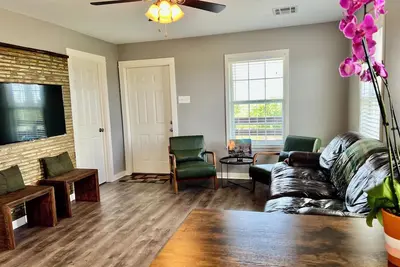 Image de Newly renovated cozy 2-bedroom house located in sportsman’s paradise.