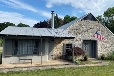 Image de Historic 2-bedroom Cottage in Summit Point, Wv