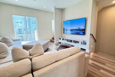 Image de Luxe 4-bedroom townhome in Anaheim with WiFi, Ev, Pool, Rooftop & Disneyland