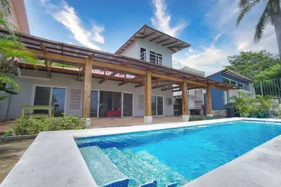 Image de Newly Remodeled Beachfront Home!