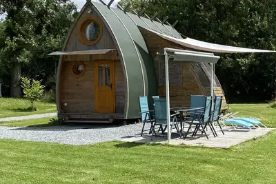 Image de Null 'Tiny House 5/6 Places' avec piscine partagée, Wi-Fi et climatisation