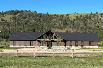 Image de Trout House, sitting on the banks of Rock Creek, is brand new as of 2024!