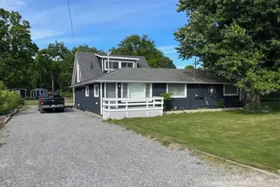 Image de Escape to Your Private Cottage Oasis - Stunning Lake Erie Views