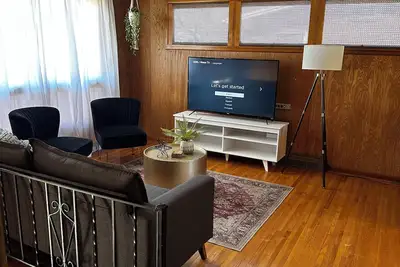 Image de Mid-Century Modern  4br Wif SmrtTV, Coffee Patio