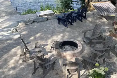 Image de Beautifully Renovated Muskoka Cottage with Hot Tub on Pristine Skeleton Lake