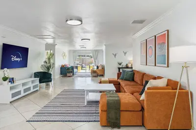 Image de Lux spacious 5bd house with Hot tub, Wi-Fi, Ac, and games in brilliant Anaheim