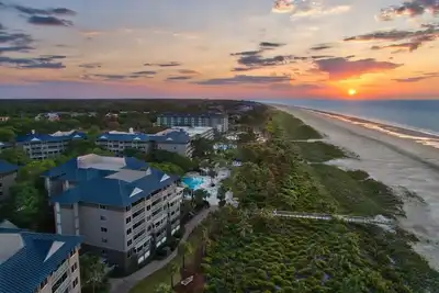 Image de Your Summer Oasis is Here! Luxury resort steps from the beach! \n