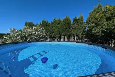Agde F3 au calme, piscine privative, jardin clôturé, proche plages et commerces.