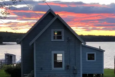 Image de Delightful waterfront cottage with beautiful views of the sunset.
