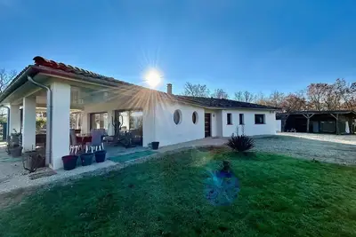 Image de Maison moderne avec jacuzzi, billard, piscine, baby-foot, ping-pong, ect. . .