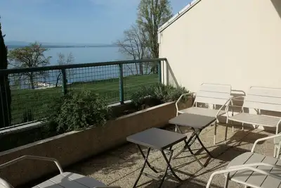 Image de Léman art de vivre, appartement bord du lac Léman, accès direct à la plage.