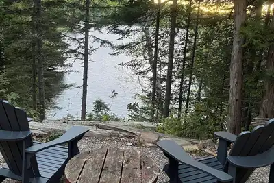 Image de New 2-bedroom cottage in Bancroft Ontario, fully renovated on the lake