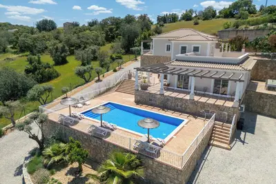 Image de Stunning recently renovated 3 plus 2 bedroom villa with big pool and fitness