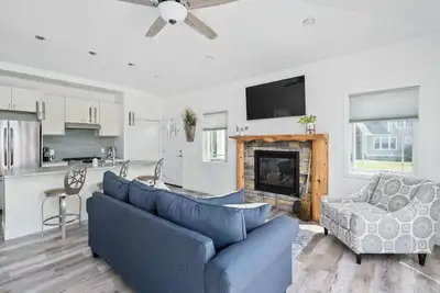 Image de Charming  2-bedroom house with Ac, WiFi with mountain and lake views!