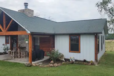 Image de The home between 2 lakes! Charming 3-bedroom house with Ac, WiFi, and much more!