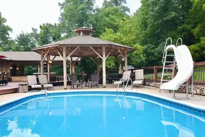 Image de Cozy 4-bedroom house in Robbinsville with Ac, WiFi, private pool, and hot tub.