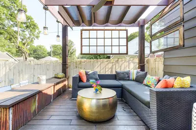 Image de Hot Tub, Massage Chair, Pet Friendly Winter Escape in Heart of Broad Ripple!