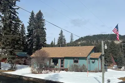 Image de Cozy 3-bedroom cabin with Spearfish Creek on 3 sides, hot tub, gorgeous views!