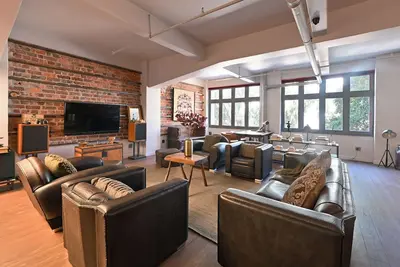 Image de Chic 3br Apartment on Bree Street – Modern, Spacious, & Fully Equipped!