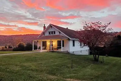 Image de Farmhouse in the South Branch River Valley with idyllic views and country charm