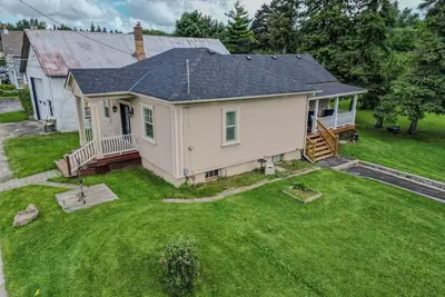 Image de Beautifully Fully Furnished 2 Bed 1 Bath Bungalow - on 2. 5 Acres