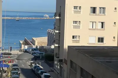 Image de Appartement bord de mer situé dans le 7e, proche de tous commerce et transports